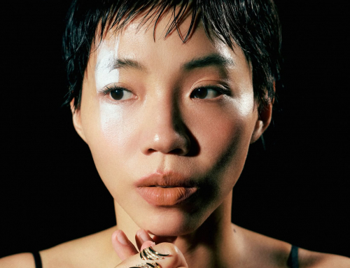 ELLE 專訪｜洪佩瑜，留下最誠實的自己：「我像是有米芯的飯；可以打開開關，也要記得把它關起來。」